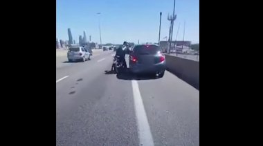 Les quitaron la licencia de conducir por frenar en la Autopista y ponerse a pelear