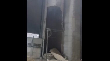 Gigantesco derrumbe en Puerto Quequén: Se venció la pared de un silo y derramó el cereal en una zona de carga