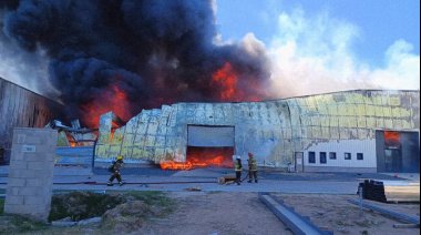 Impactante incendio en un galpón de la zona norte del Gran Buenos Aires
