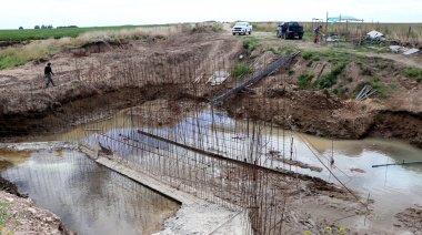 San Cayetano construye un puente con fondos propios