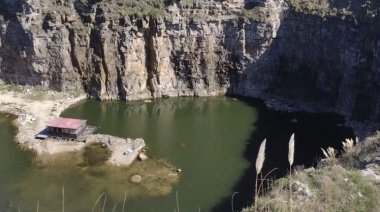 Investigan la muerte de un hombre hallado en una cantera de Batán tras su desaparición