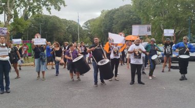 Familiares y amigos de Antonella Álvarez se movilizaron al Municipio pidiendo justicia