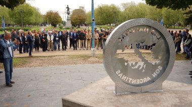 Monumento a los veteranos en Plaza Dardo Rocha: ¿Reciclaron una escultura retirada del Puerto para la ocasión?