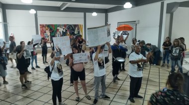 La familia de Antonella Álvarez se manifestó en la puerta del despacho de Arturo Rojas y el intendente nunca los recibió