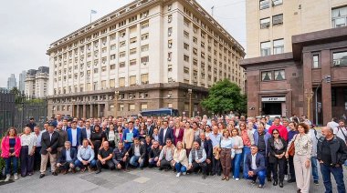 Reclamo por fondos: Intendentes y funcionarios de la Provincia marchan al Ministerio de Capital Humano