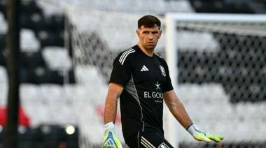 Dibu Martínez reveló que sufrió una fractura durante la entrada en calor de la final de la Europa League