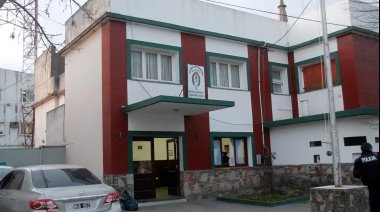 Detuvieron a dos sospechosos de pegarle un balazo en la sien a un joven en una vivienda de calle 80