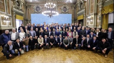 Axel Kicillof convocó a los 135 intendentes bonaerenses para marchar por los fondos de Salud