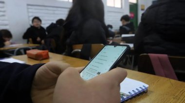 Ya son 154 las escuelas bonaerenses que restrigen el uso de celulares en las aulas