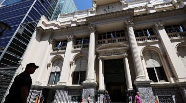 El Banco Central habilitó el pago de los salarios en dólares