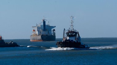 Puerto Quequén quedó paralizado por una medida de fuerza de los prácticos en rechazo a un DNU de Milei