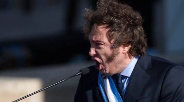 Un 65,3% desaprueba la gestión de Javier Milei mientras su imagen se desploma