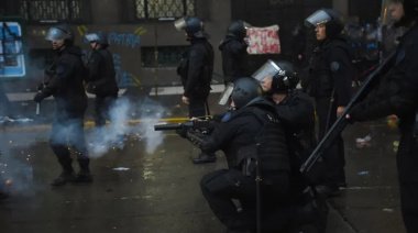 Gases, hidrantes y detenidos: La respuesta del Gobierno a una multitudinaria protesta en el Congreso