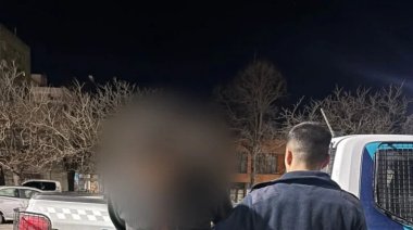 Detuvieron a dos sujetos que circulaban en una moto robada y portaban un 38