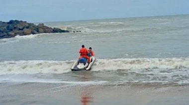 Miramar: Prefectura rescató a un kayakista que no podía regresar a la costa