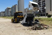 La Comuna probó máquinas para limpiar la arena de la playa