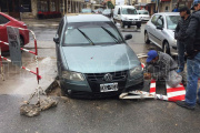 Martes 13: Se compró el auto y chocó contra una obra de reparación de calles