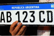 El Gobierno autorizó a circular con patentes de papel por falta de insumos para entregar las de chapa