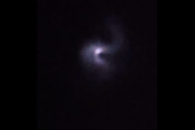 Video: Una extraña luz con forma de espiral en el cielo sorprendió un grupo de trabajadores en Puerto Quequén