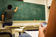 Proponen prohibir el uso de los celulares en las escuelas primarias de la Provincia