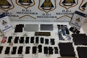 Barrio Puerto: Desmantelaron un laboratorio clandestino que desbloqueaba celulares de alta gama robados