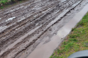 Llovió mucho, todos se quejaron y el EMSUR anunció el repaso de calles de tierra en Barrio Parque