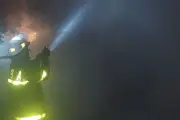 Bomberos apagaron un feroz incendio en una casa de Barrio Parque
