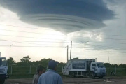Misteriosas nubes con forma de OVNIS en el cielo de Formosa