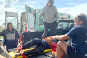 Lo encontraron tirado en la arena con cuatro disparos y no denuncia quién fue