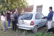Accidente en Quequén: Esquivó un pozo y casi termina adentro de una casa