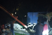 Un camión terminó incrustado en el patio de una casa de Quequén y el conductor tenía alcohol en sangre