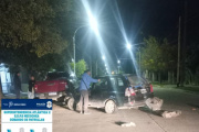 Un auto colisionó contra una camioneta estacionada en 26 y 89