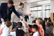 Campaña también en San Cayetano: El intendente regaló kits escolares a estudiantes