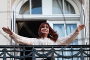 Domiciliaria y tobillera para CFK: Importante comitiva de Necochea ya está en la marcha para apoyar a la ex presidente