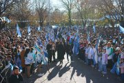 Acto por el Día de la Bandera: En Necochea juraron 1000 estudiantes y en CABA habrá "banderazo" en el balcón de Cristina