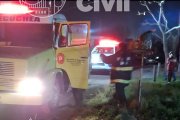 Incendio 81 y 84: Una mujer de 92 años fue rescatada por dos jóvenes que terminaron hospitalizados