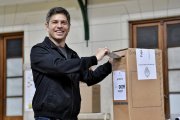 Votó Kicillof y volvió a reclamar diálogo a Milei: “El teléfono lo tienen, úsenlo”
