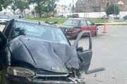 Fuerte accidente en 59 y 18: Tres vehículos involucrados