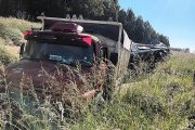 Despiste en Ruta 228: Un camionero volcó y salió ileso