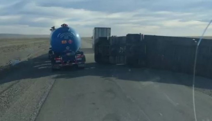Dos camiones volcaron en la Ruta 40 por la acción de los fuertes ...