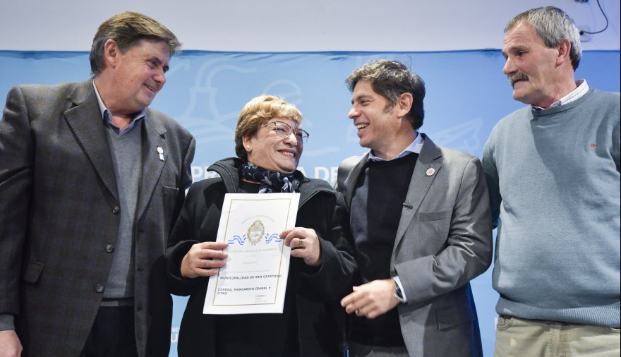 Kicillof en San Cayetano: Entrega de escrituras, patrulleros y aportes para obras clave