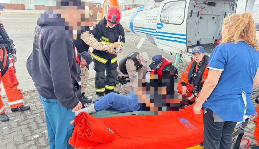 Prefectura Naval desplegó un operativo de rescate a un marinero complicado en alta mar