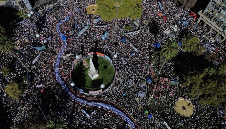 Plaza de Mayo: Imponente movilización por el 50 aniversario del golpe de Estado de 1976 con fuerte mensaje contra el Gobierno