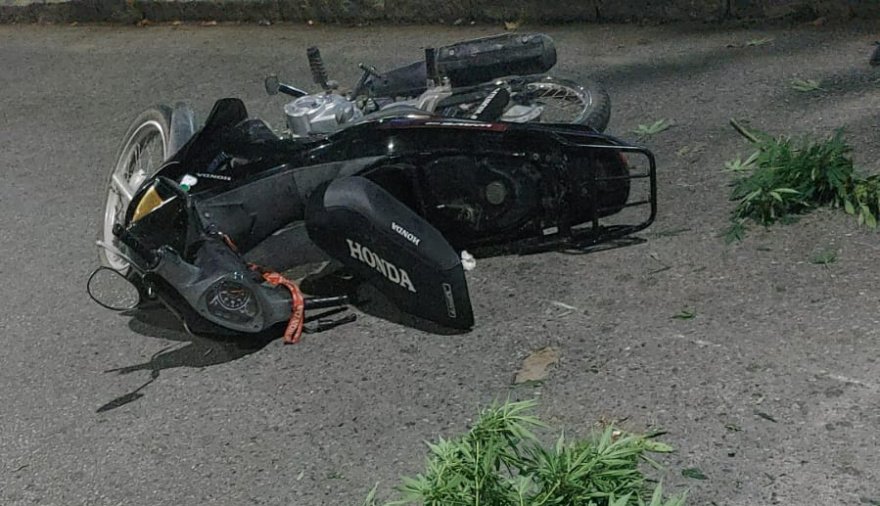 Motociclistas intentaron escapar con plantas de cannabis y terminaron chocando en plena persecución