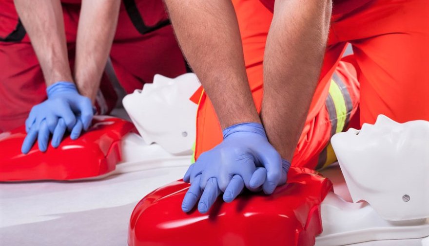 Pocos médicos en el interior: Entrenan a vecinos de Energía y Santamarina en RCP y primeros auxilios