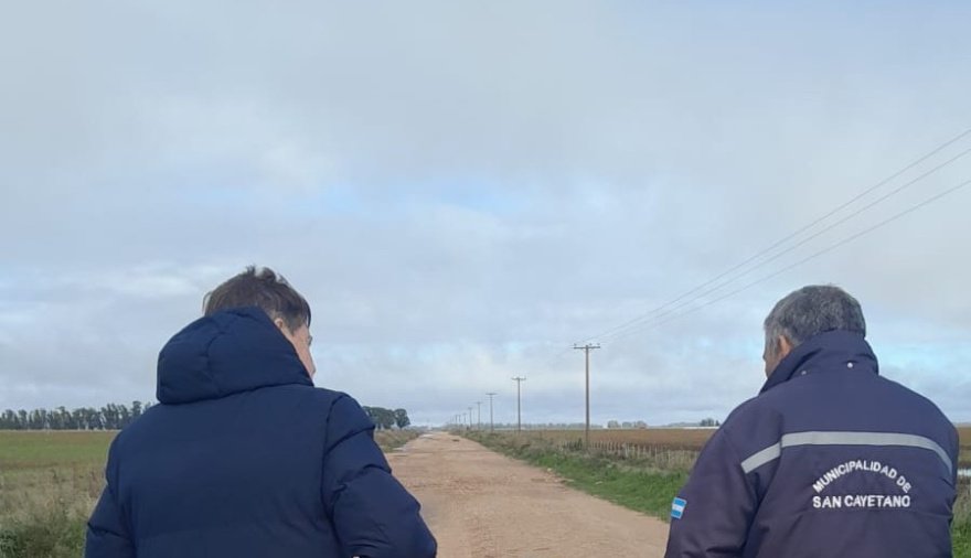 San Cayetano: Avanzan las gestiones para reparar caminos y alcantarillas dañadas por el agua