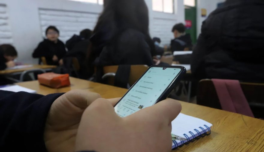 Ya son 154 las escuelas bonaerenses que restrigen el uso de celulares en las aulas