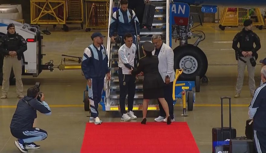 Sin Messi, la Selección Argentina aterrizó en Ezeiza y fue recibida con honores