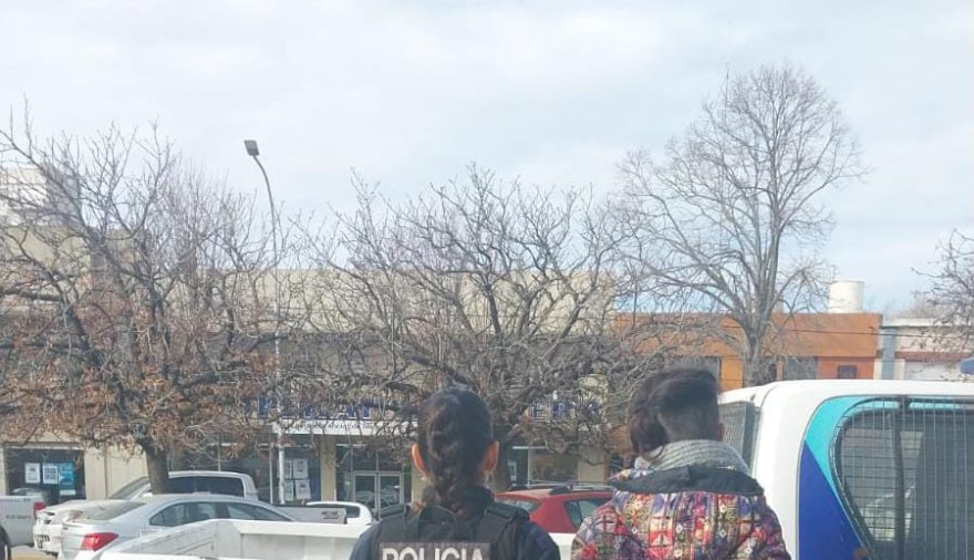Terminó detenida tras romper la ventana de la casa de su expareja con un rebenque