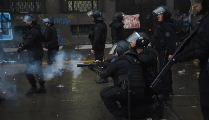 Gases, hidrantes y detenidos: La respuesta del Gobierno a una multitudinaria protesta en el Congreso